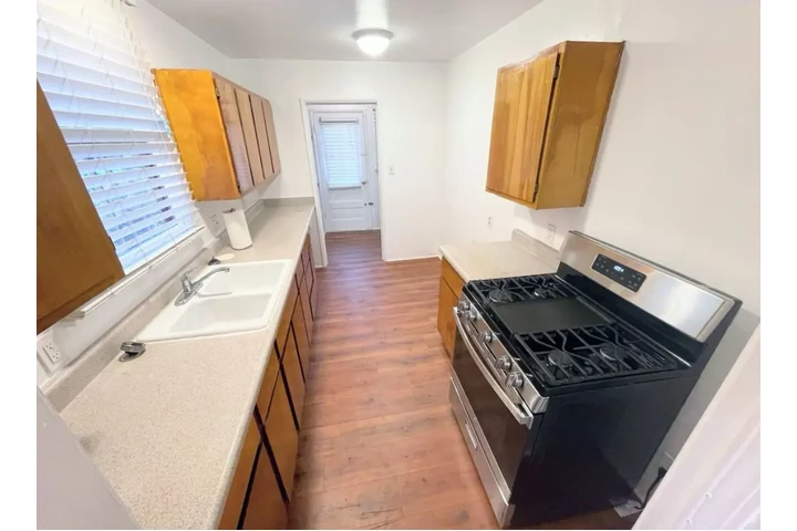 $2430 : 3 Bedroom Home In Montebello image 5