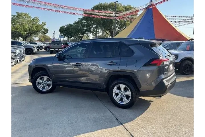 $27974 : Toyota RAV4 2021 AWD XLE 4dr image 10