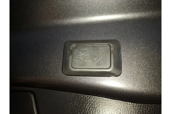 $23799 : Toyota RAV4 2019 XLE Premium image 9