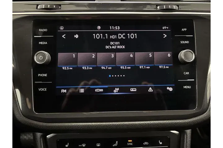 $22300 : Volkswagen Tiguan 2023 SE 4d image 8