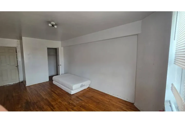 $1200 : Cuarto grande pareja Queens image 1