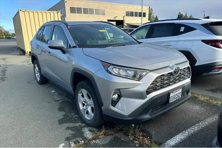 $29990 : Toyota RAV4 2021 AWD XLE 4dr image 2