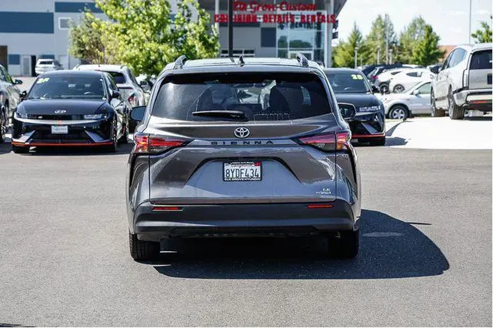 $33333 : Toyota Sienna 2021 LE 8-Pass image 4