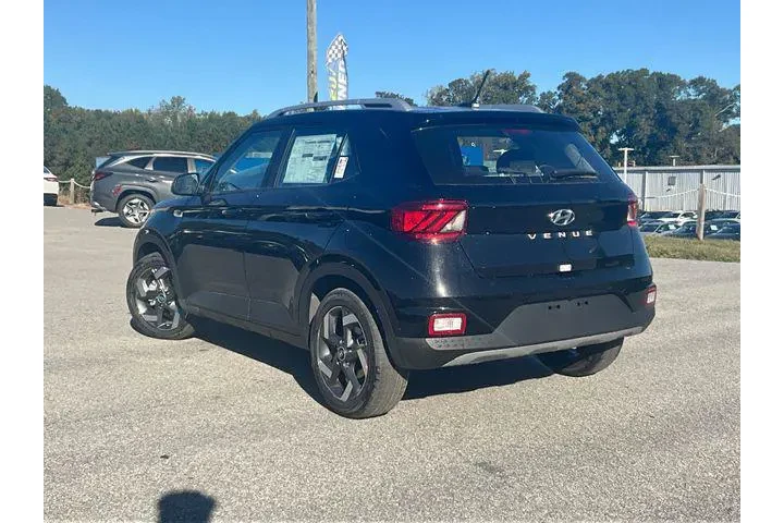 $23311 : Hyundai VENUE 2026 SEL 4dr C image 3