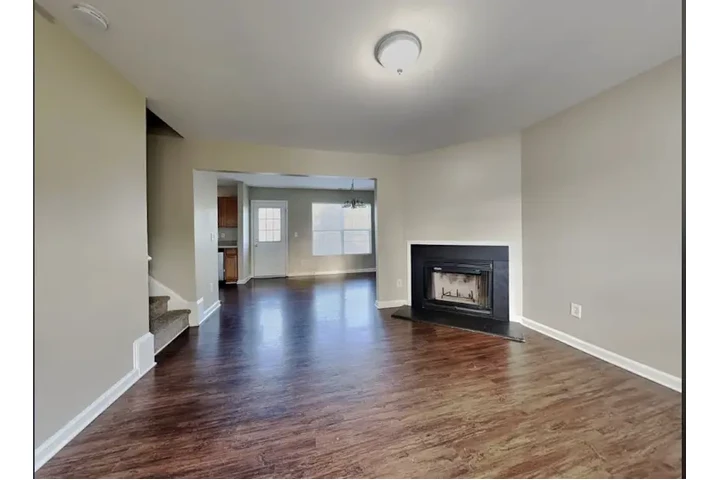 $1200 : Low income single family house image 1