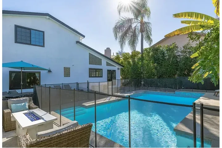 $1900 : As you step into this charming image 1