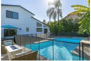 As you step into this charming en Los Angeles