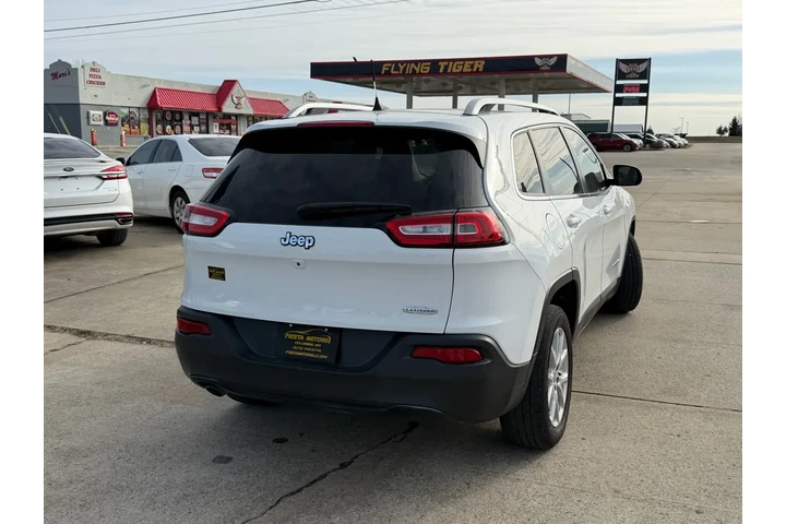 2017 Cherokee Latitude FWD image 8