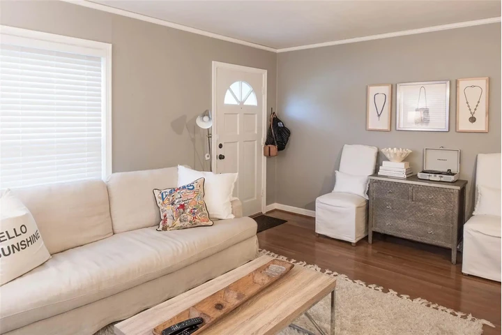 $900 : Beautiful hardwood floor home image 4