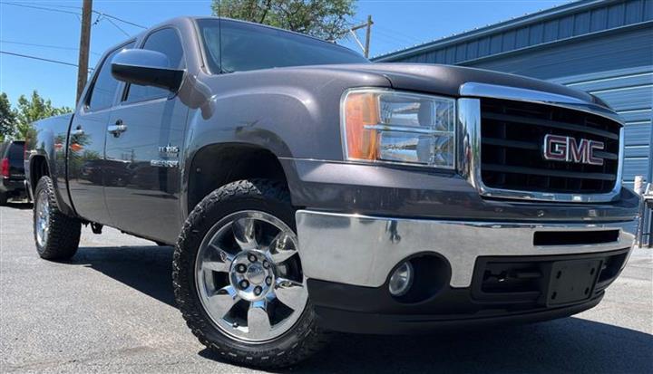 $13888 : 2010 GMC Sierra 1500 SLE, 2 W image 1