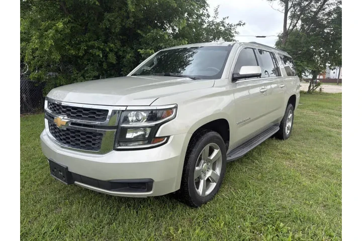 2017 Suburban LT image 1