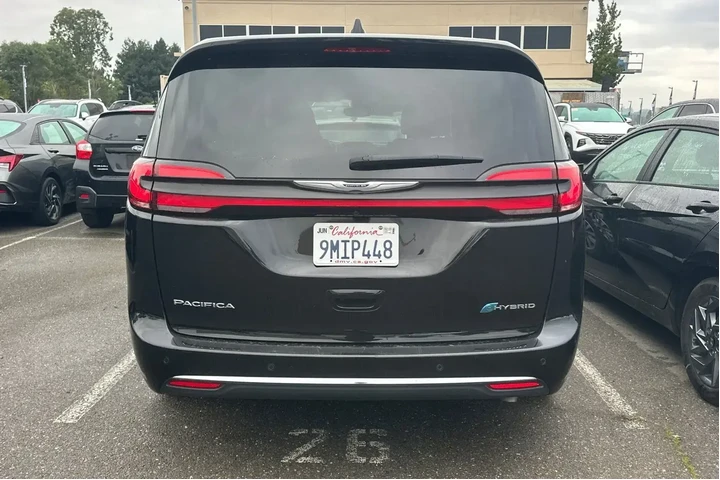 $29490 : Chrysler Pacifica Plug-In Hy image 4