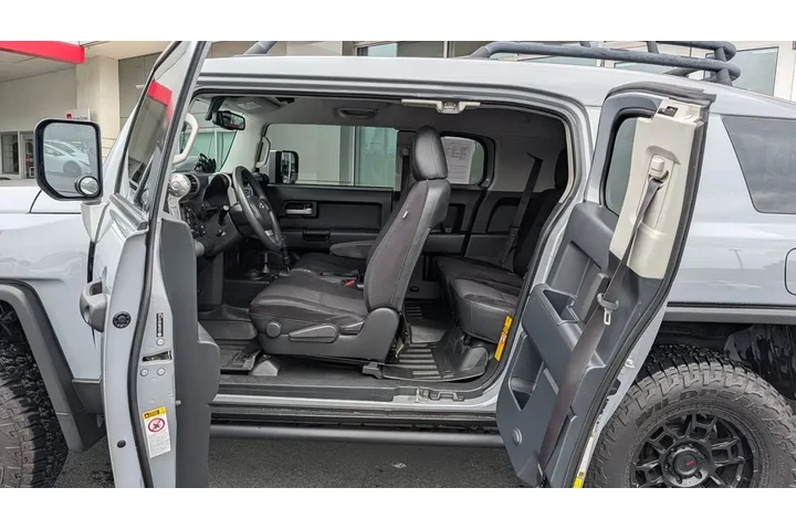 $32795 : 2014 FJ Cruiser 4WD 4dr Auto image 6