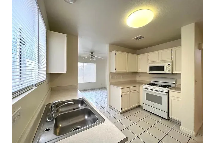 $1150 : Amplia casa en alquiler image 4