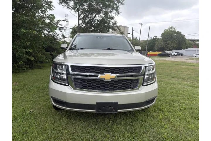 2017 Suburban LT image 4