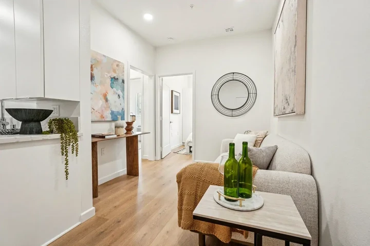 $2500 : 2bed 1ba available for rent image 2