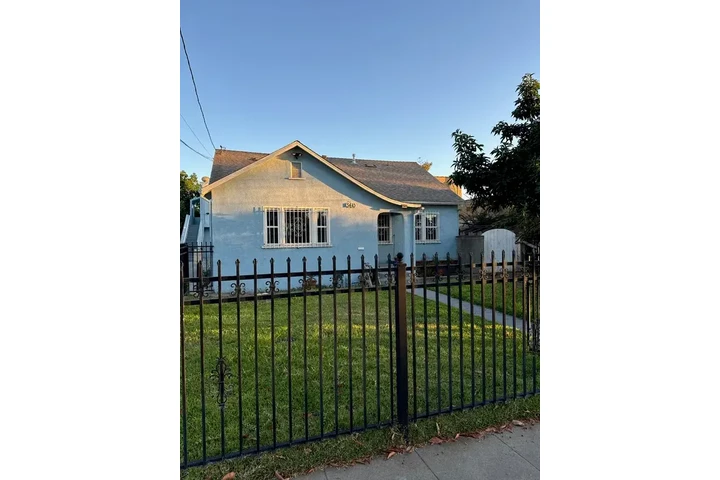 $1650 : Huntington Park - 3 Bed / 2 image 3