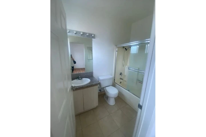 $1975 : 2 Bedroom Apt in Lynwood image 8