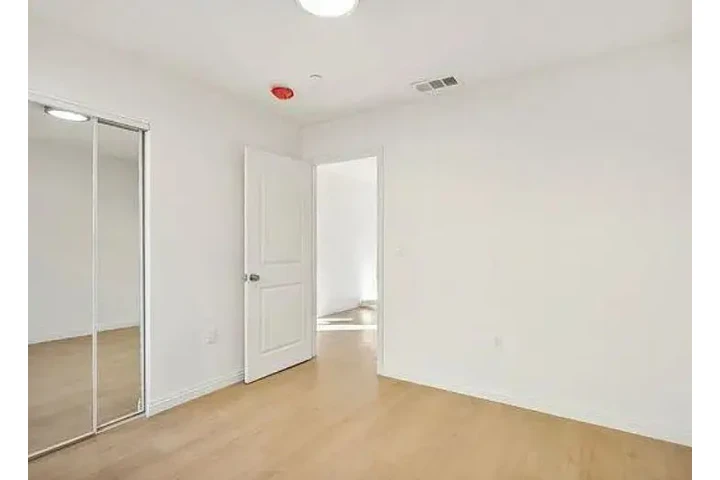 $1450 : 1 bed 1ba Apt in Koreatown image 5
