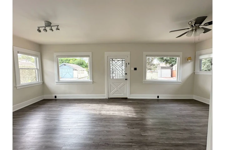 $800 : Charming Detached Cottage ! image 3