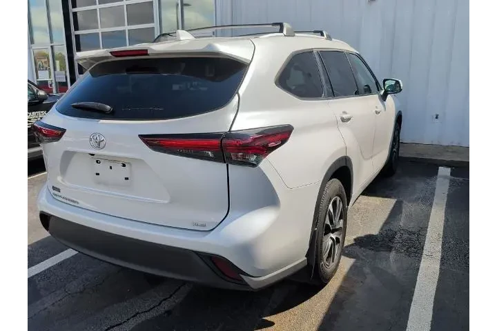 $40000 : Toyota Highlander 2024 LE 4d image 3