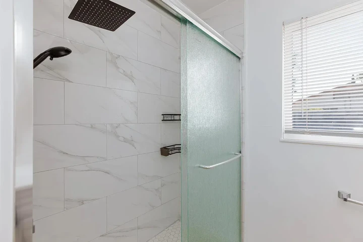 $1000 : spacious space and kitchen image 4