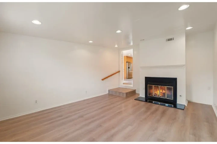$2500 : 3 Bedroom Home  in Los Angeles image 3