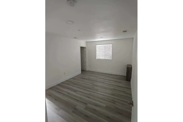 $1500 : Se renta cuarto con baño image 2