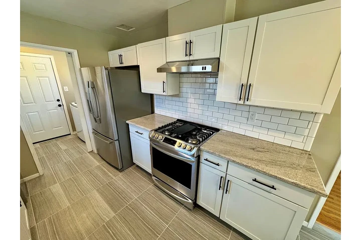 $900 : charming HOME ..Lakewood, CA image 5