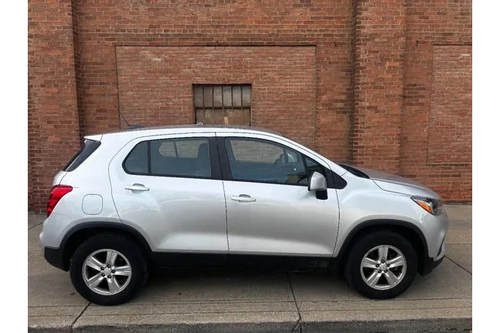 $9400 : 2018 Trax LS image 9
