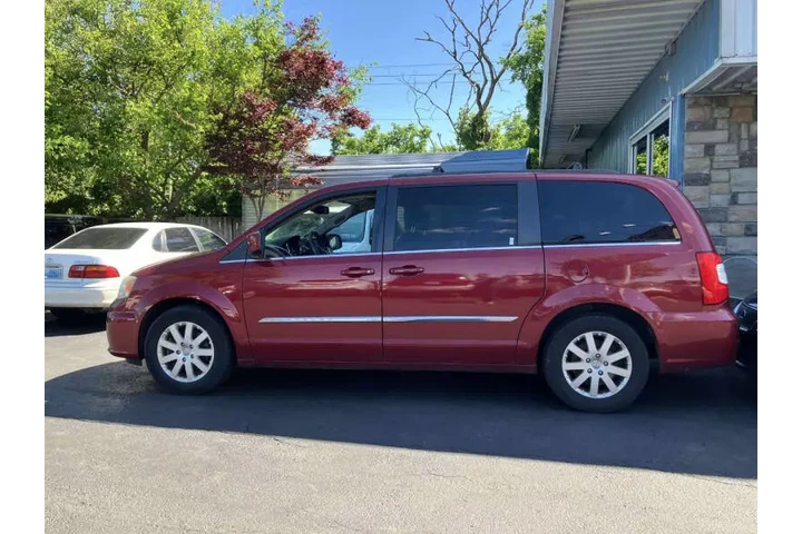 $5990 : 2014 Town and Country Touring image 2