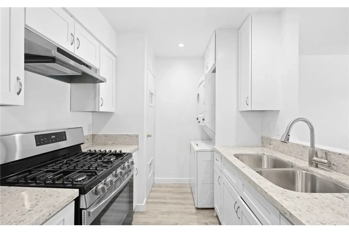 $1550 : 1 Bedroom Apt in Gardena image 5