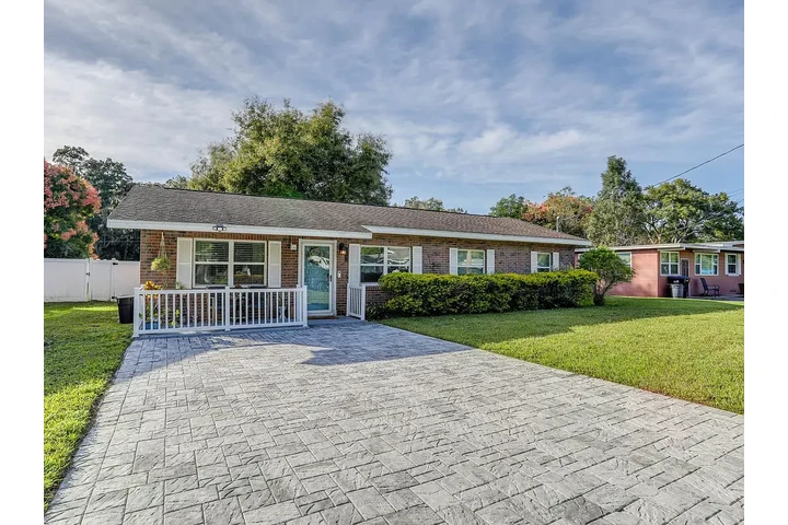 $1500 : Discover this charming 3-bed image 2