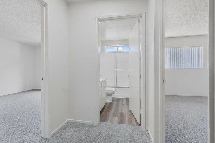 $2495 : Berendo 2 Bd 2 Bath $2,495 image 7