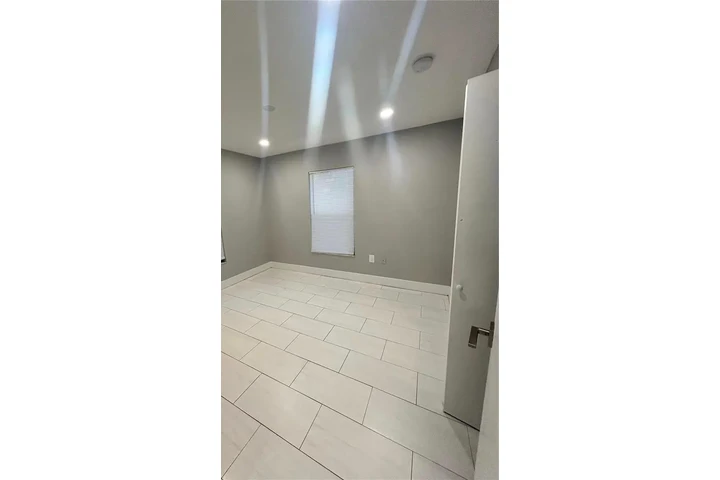 $1200 : de 3 dormitorios reformado image 7