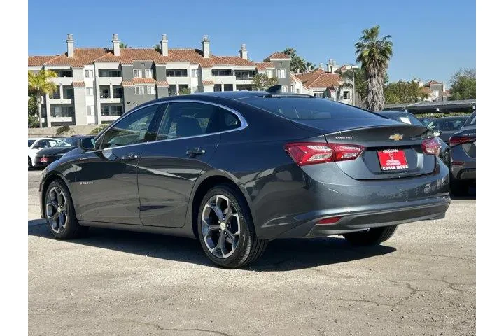$12742 : Chevrolet Malibu 2020 LT 4dr image 2