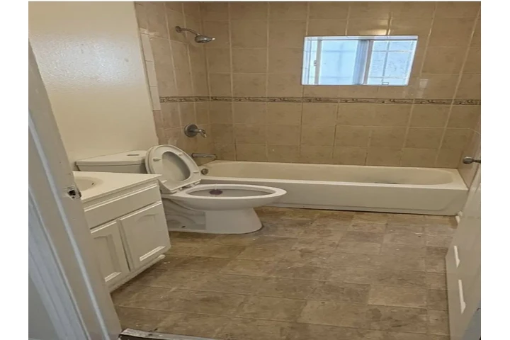 $2800 : 3 rec 2 banos calle Western image 3