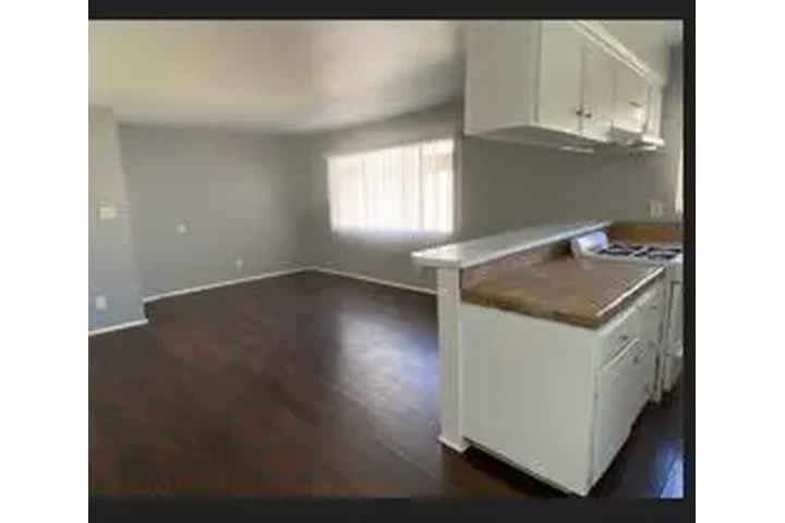 $1795 : HAWTHORNE Y INGLEWOOD A image 7