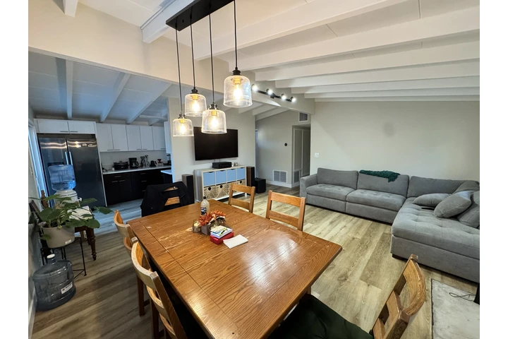 $1700 : Se renta el Master de una casa image 1