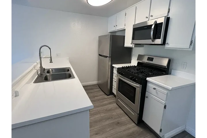 $2000 : 2 bed 2 bath image 1