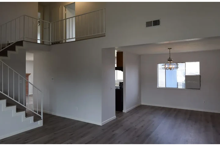 $1600 : Charming 3-bed, 2.5-bath home image 2