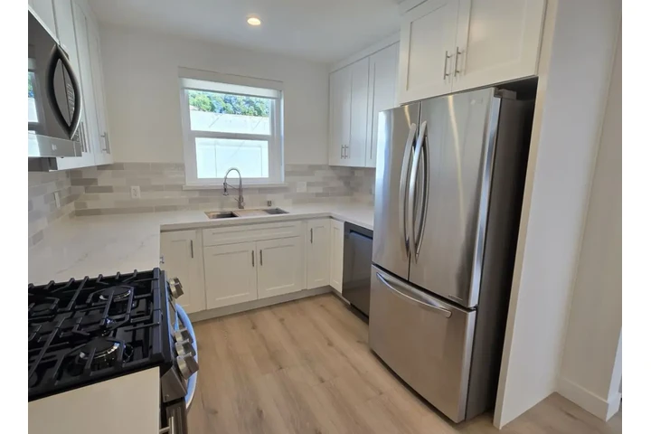 $2045 : Spacious 2 Bed Home in Lynwood image 4