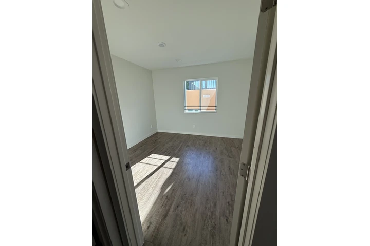 $2200 : 1 bedroom apartment image 8