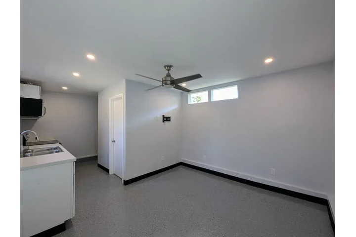 $1150 : private and peaceful Home image 1