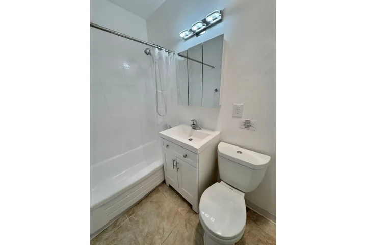 $1950 : 2 Bedroom Apt in James M Wood image 8