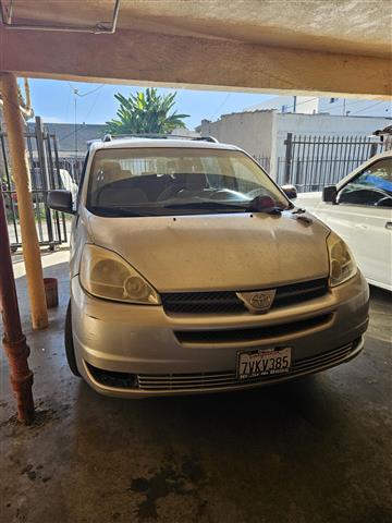 $2950 : Vendo toyota sienna image 1