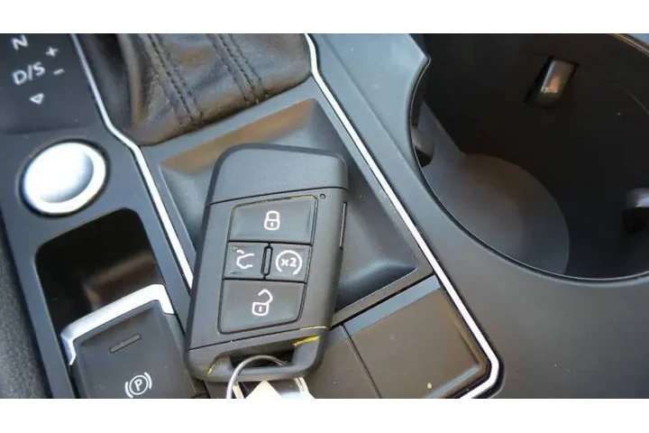 $14900 : 2018 Atlas V6 SE image 10