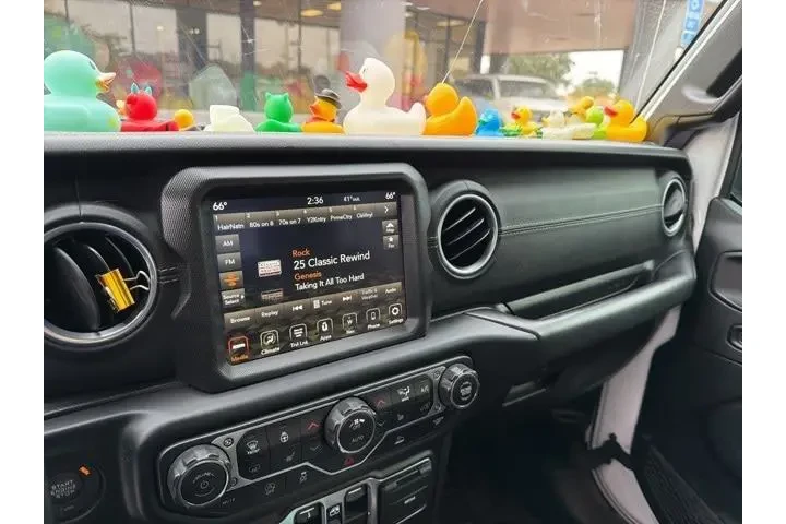 $26490 : Jeep Gladiator 2020 4x4 Over image 4