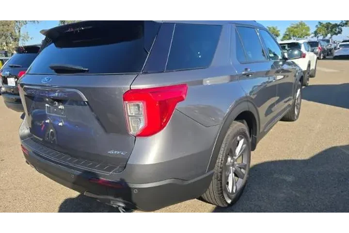 $35950 : Ford Explorer 2023 AWD XLT 4 image 4