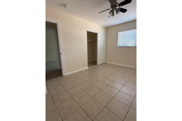 $1200 : Riverside Rental 🏠 image 5